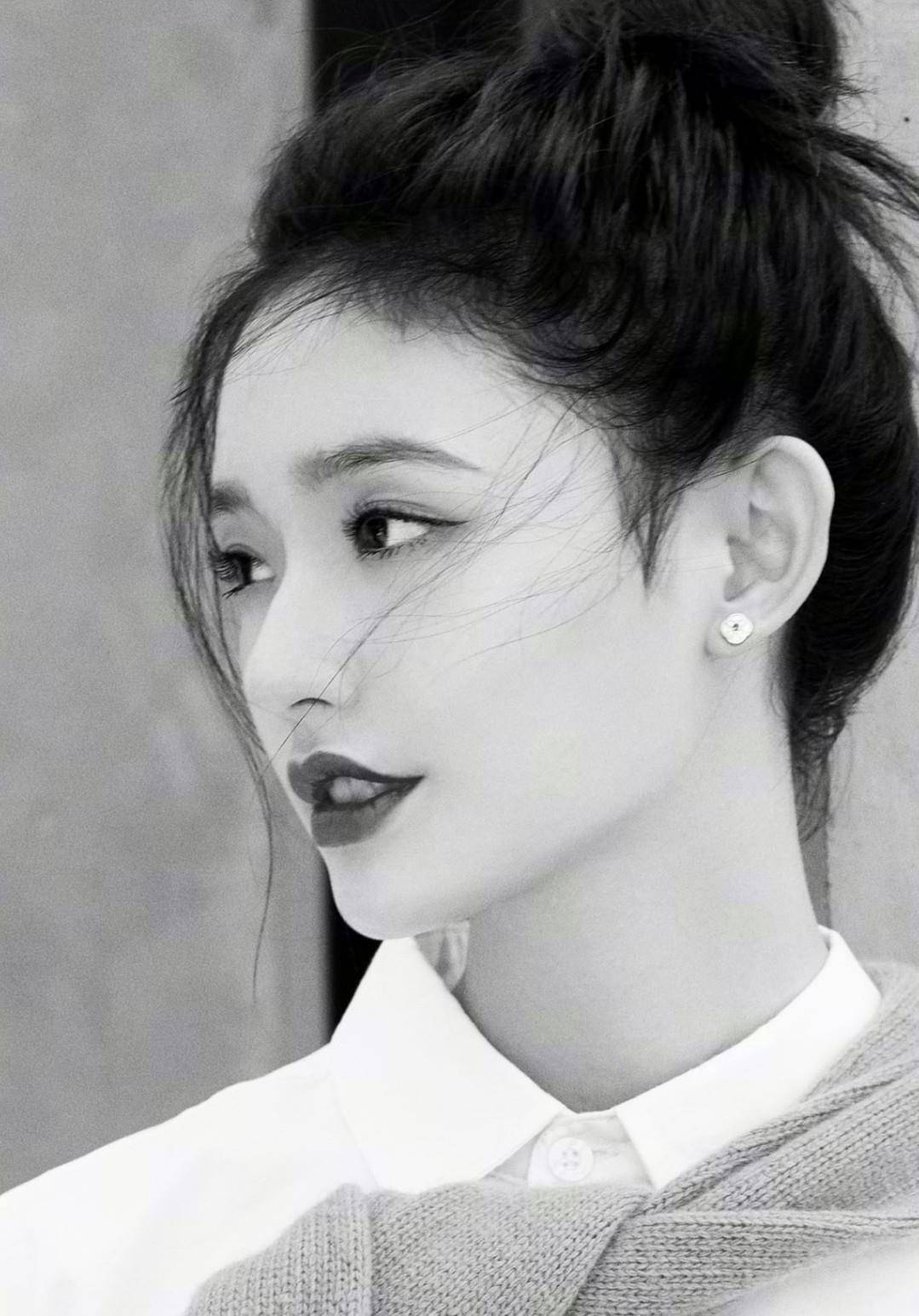 写真照|被林允圈粉了，穿白衬衫配5分皮裤，帅气得不像个23岁的少女