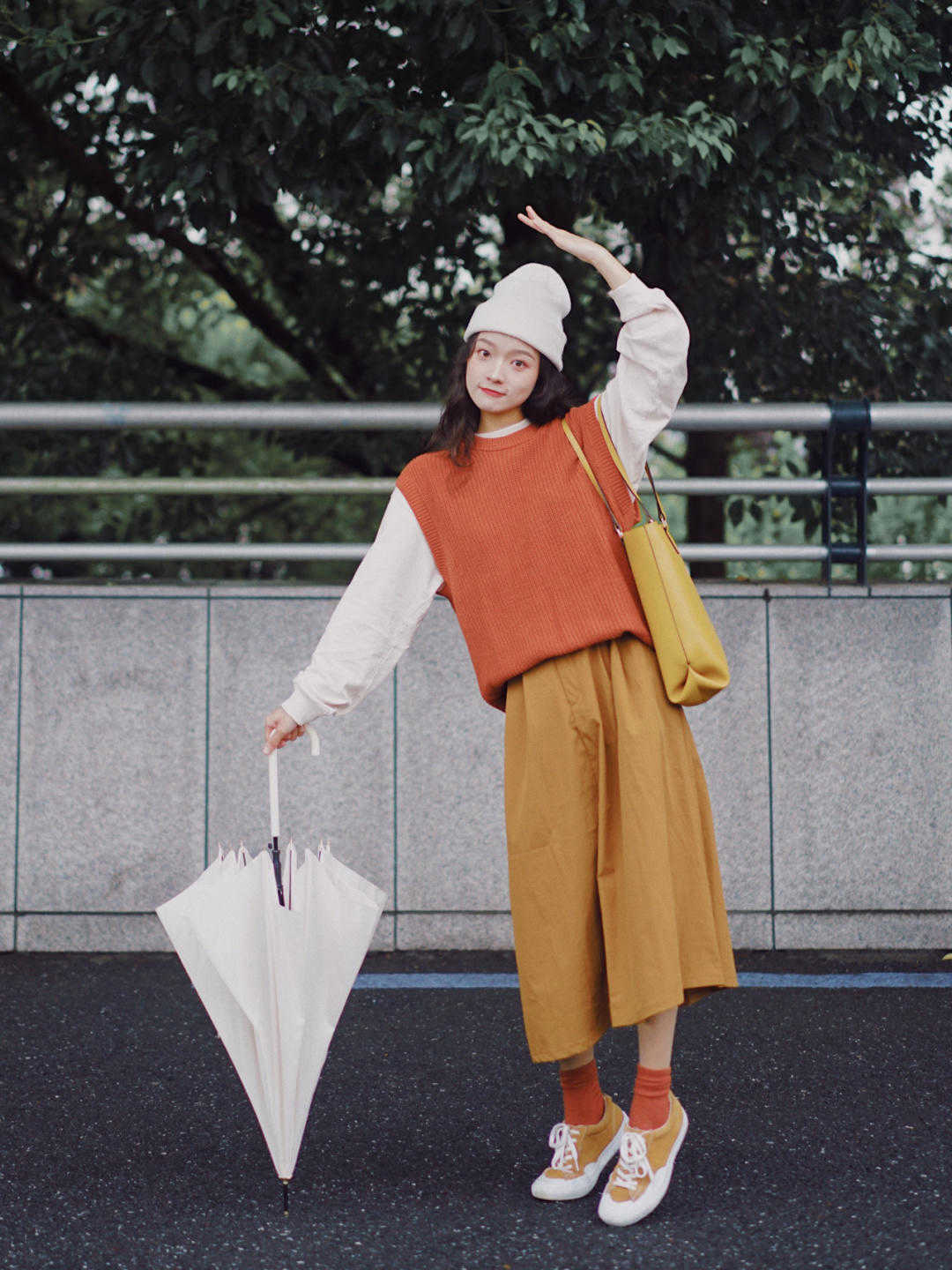 土黄色|秋天不建议直接穿T恤，这样“叠穿法”高级洋气，主要能提升气质