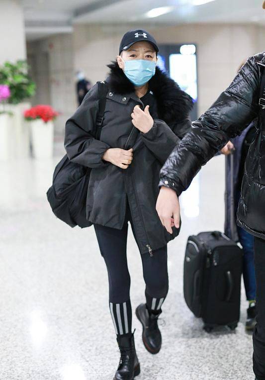 身材|宋丹丹夫妇罕见同框，手牵手街头腻歪变小女人，继女太像三婚老公