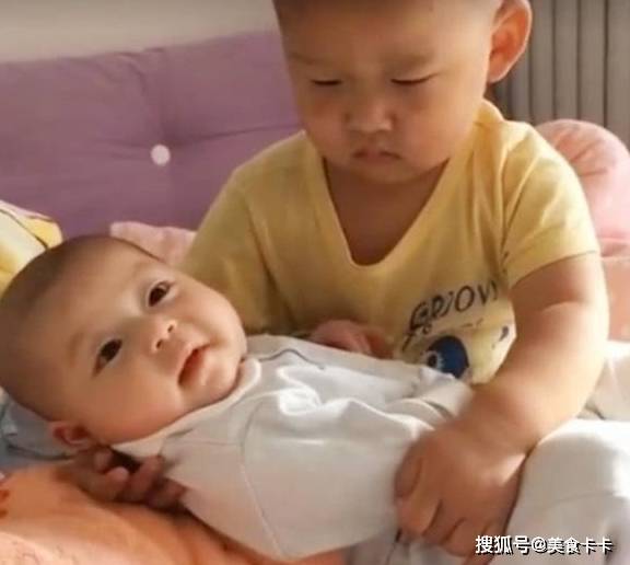 家长|宝妈晒被子，让哥哥哄弟弟睡觉，推门一看，宝妈笑喷了