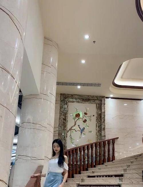 吸汗性|少妇穿这么紧的半身裙，走路方便吗，性感身材简直太迷人