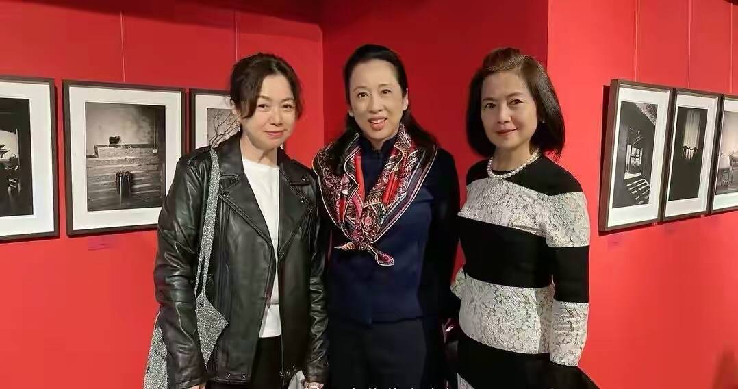 真丝|郭晶晶真孝顺给婆婆庆生,63岁婆婆穿丝绸裙满脸福相,同框像闺蜜