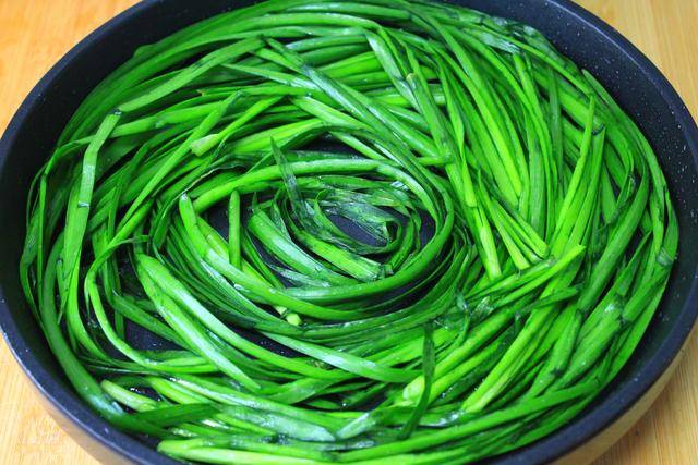 方法|一把韭菜直接扔进锅里，金黄酥脆，香味四溢，当早餐营养又省时间