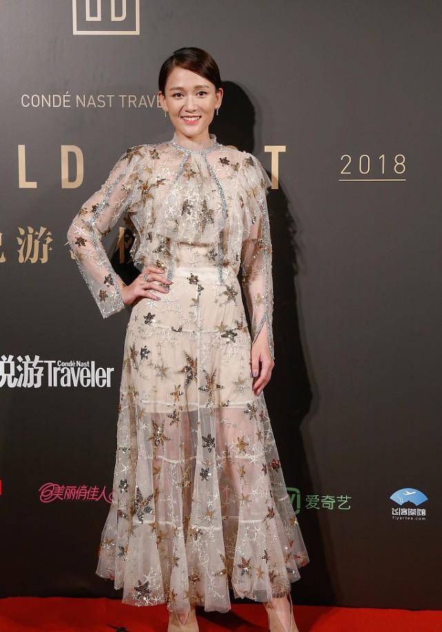 陈乔恩|陈乔恩穿着裙子虽然有点显老气，但是发型却显嫩，甜美魅力不减