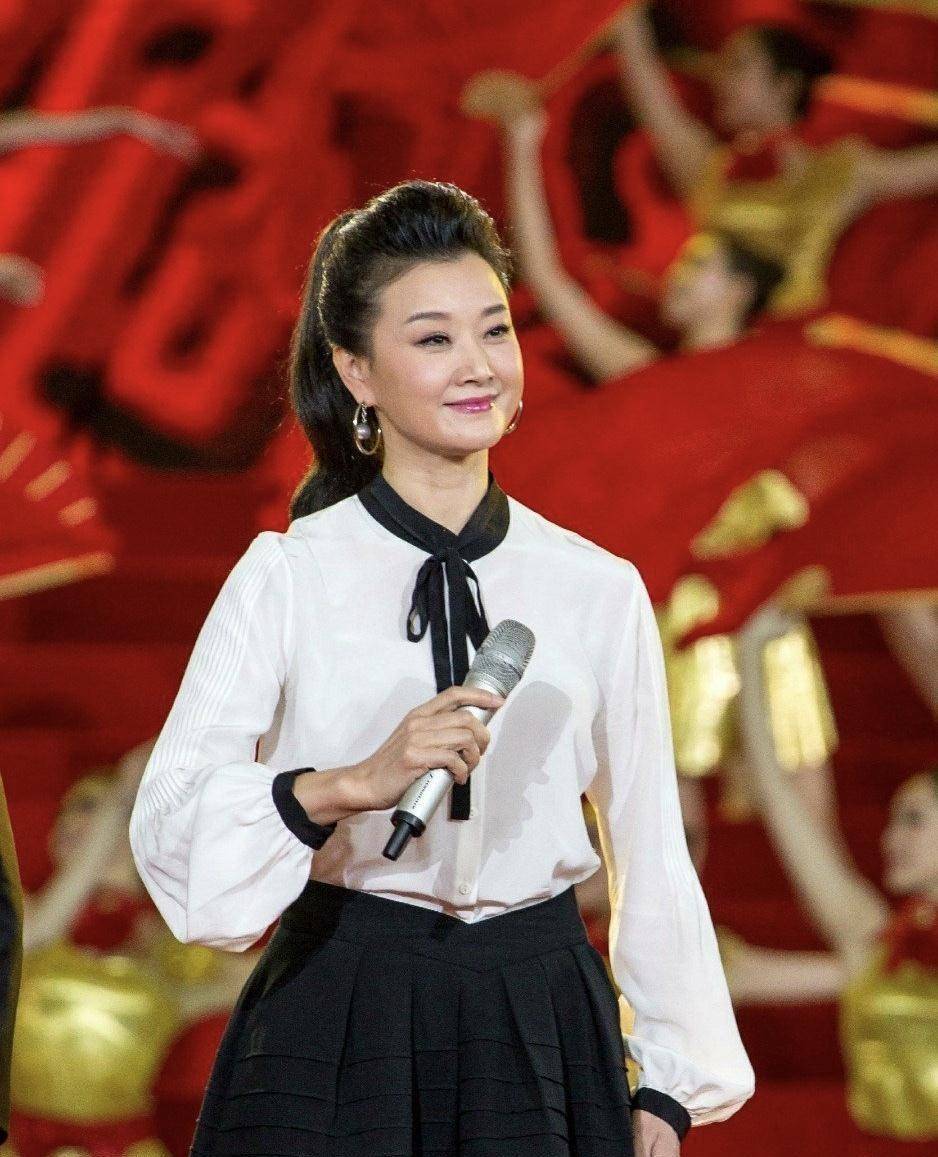 设计|宋祖英很懂往“嫩”了穿，穿粉色西装配半裙，55岁看起来就像25岁