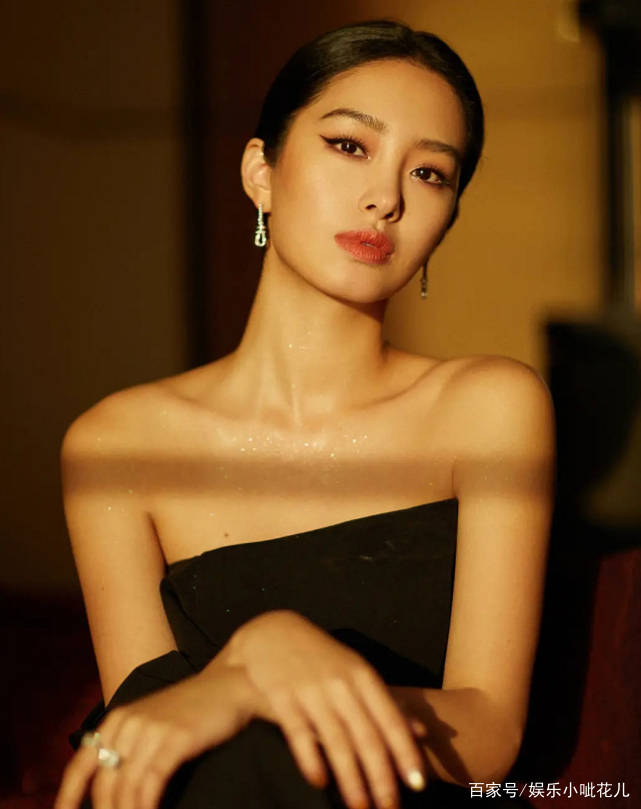 很漂亮|女明星太敢穿了，杨彩珏穿白色吊带裙露美背，身材丰腴超性感！