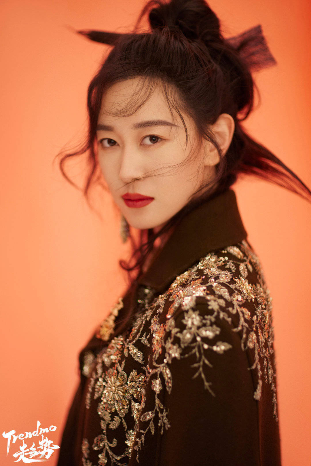 亮点|金牌剑客孙一文拍时尚大片，又美又飒有了女侠风采，气质不输明星