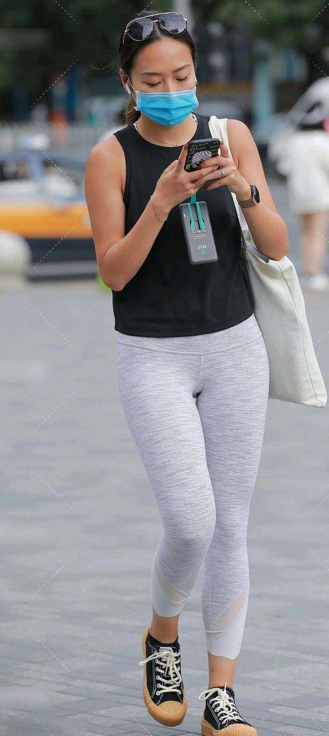 酷酷|酷酷装扮的打底裤充满青春的时尚活力，时尚雅致又清爽，时尚休闲