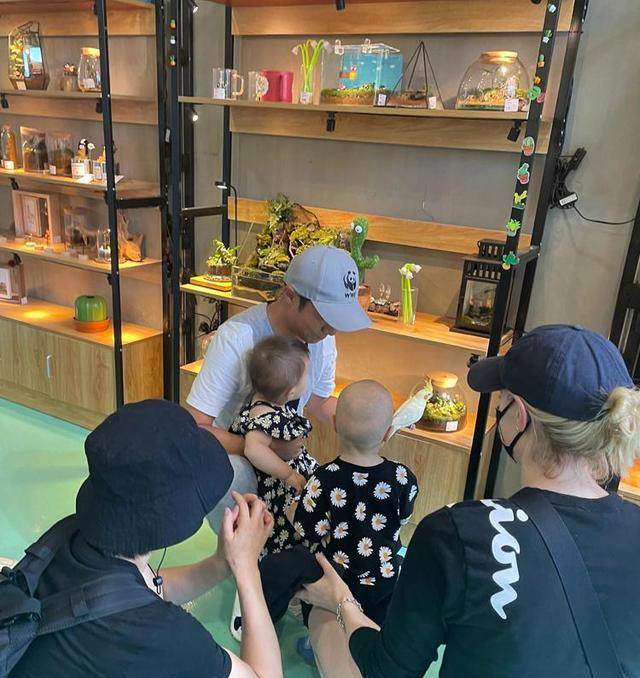 光头|与撒贝宁一家偶遇,龙凤胎儿子首次光头亮相,穿雏菊装胖到没脖子