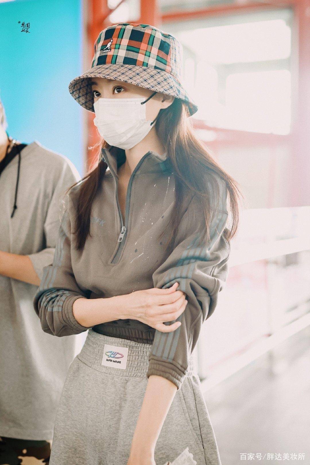 卫衣|张小斐难怪能走红,卫衣配高腰裤飒爽又大牌,私服都快赶上杨幂了