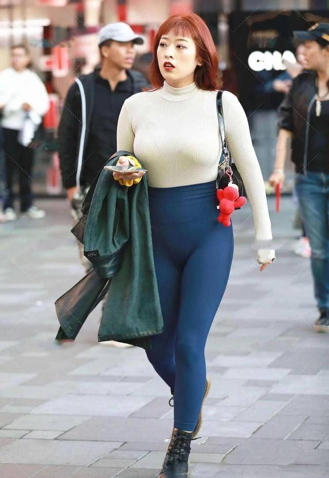 青色|灰色运动服搭配豆青色瑜伽裤,青春洋溢,朝气蓬勃