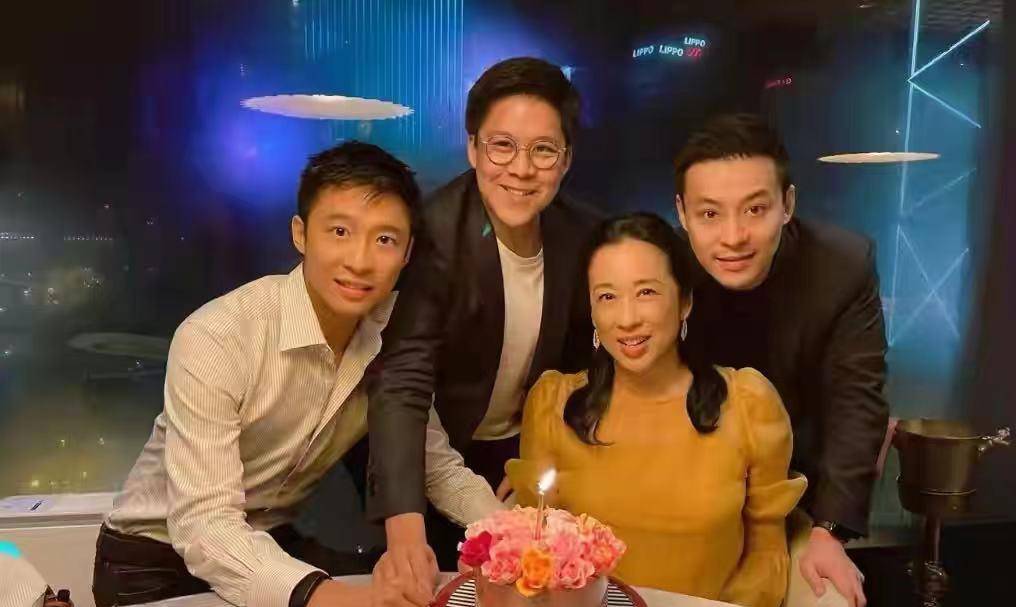 郭晶晶|郭晶晶为婆婆庆生！63岁港姐婆婆穿得比儿媳嫩，霍家三兄弟齐上阵