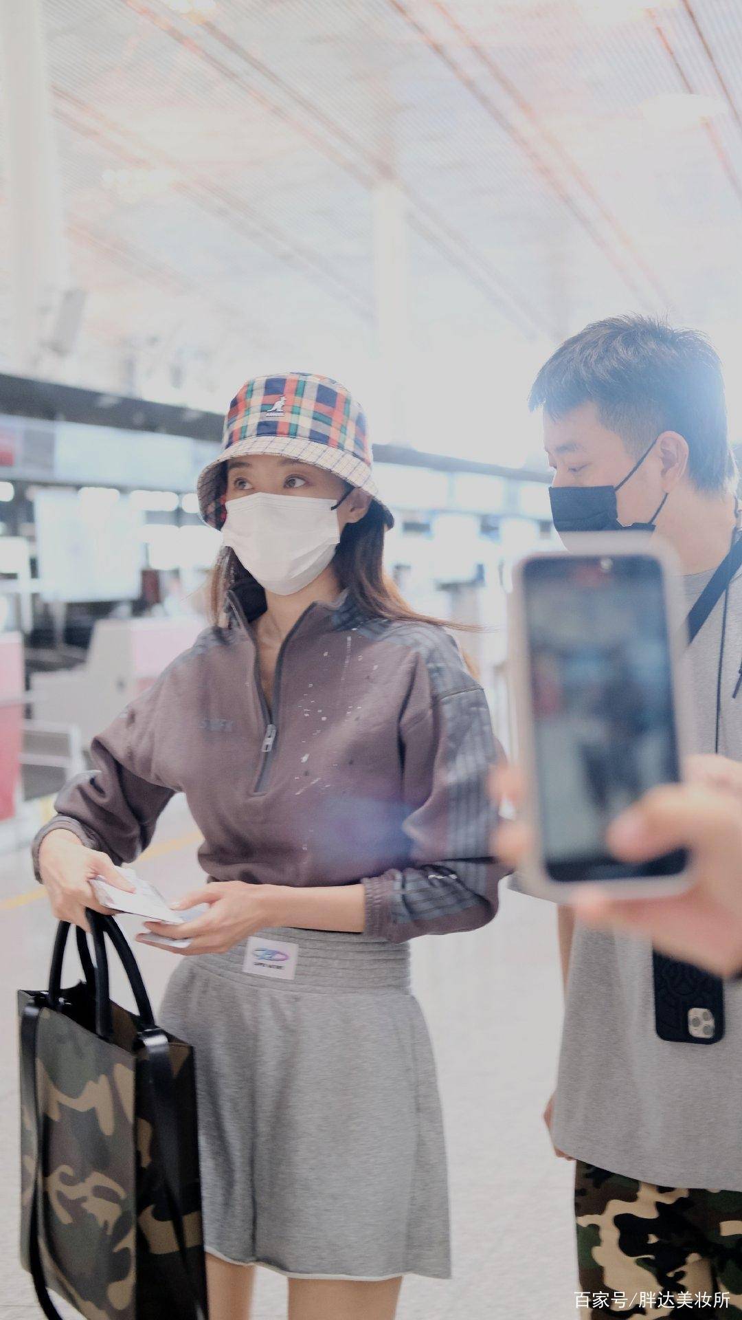 卫衣|张小斐难怪能走红,卫衣配高腰裤飒爽又大牌,私服都快赶上杨幂了