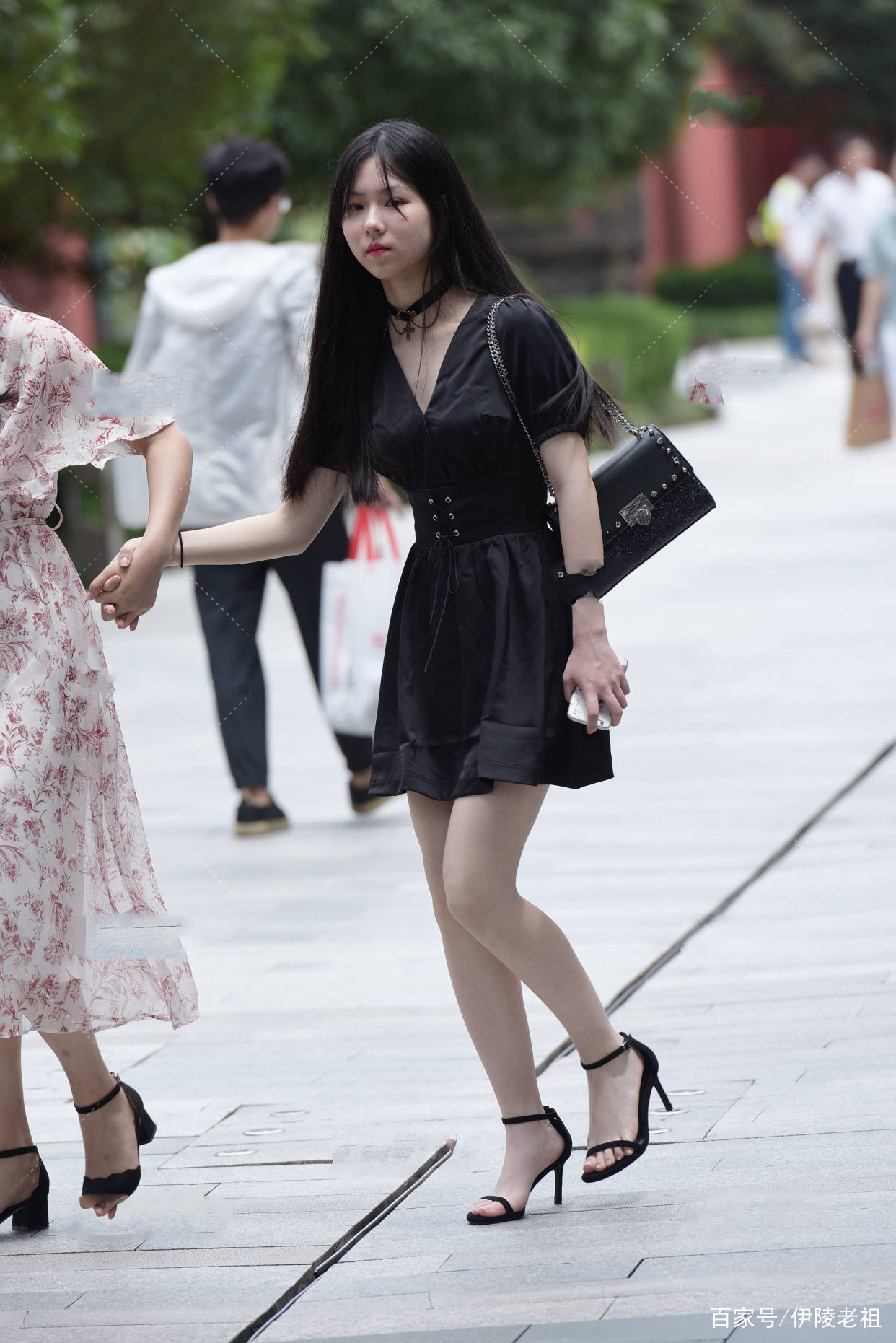 黑色|黑色V领束腰花边裙，和另类的黑色锁骨链，大众的配饰小众的风格