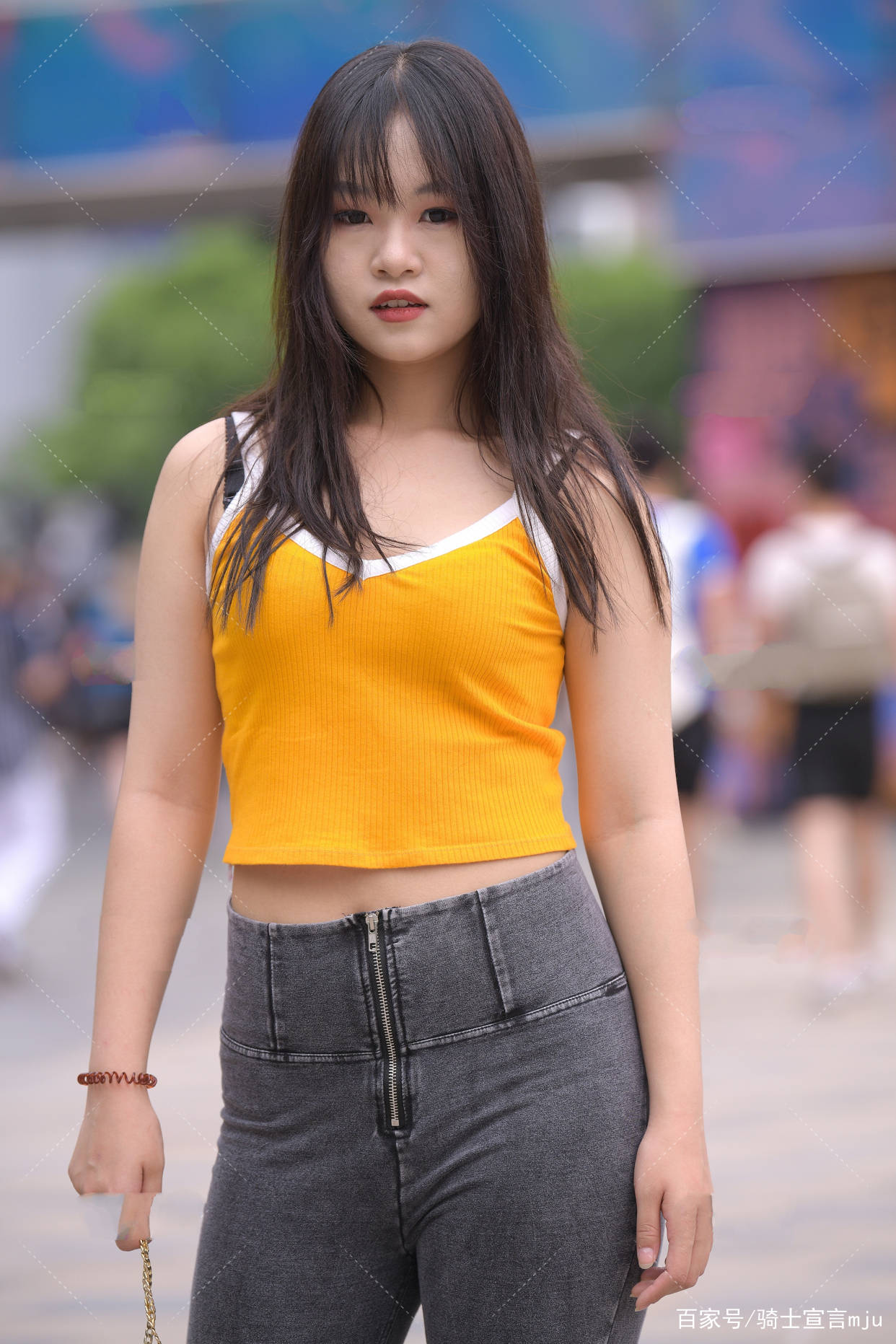 感觉|黄色露腰吊带配灰色裤子，气场动人，青春靓丽