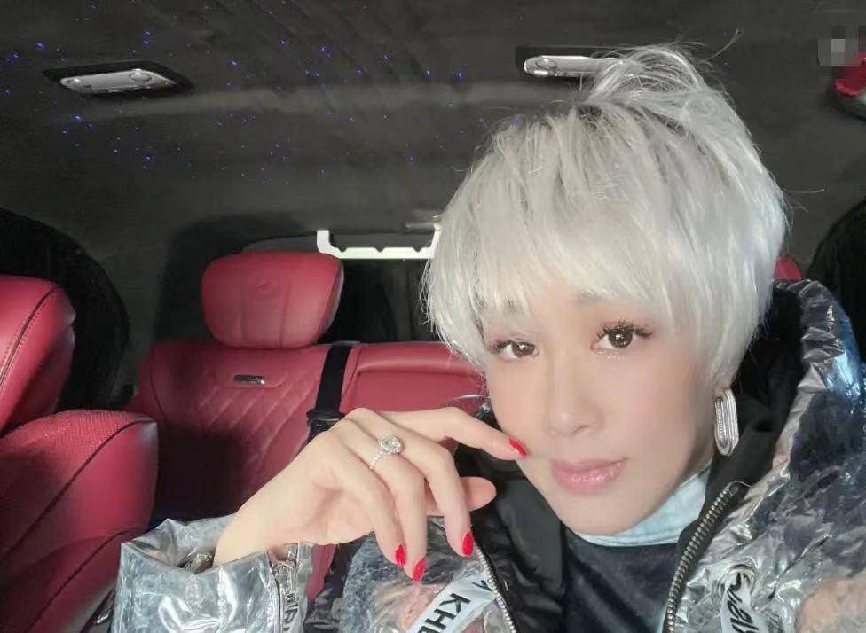 身材|50岁钟丽缇怀四胎？穿宽松T恤遮掩肚子，身材臃肿手也肿孕相十足