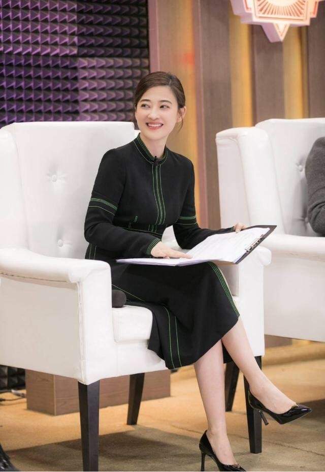 条纹|梅婷美出新高度，黑色条纹裙比模特还高级，妥妥的女性穿搭模板