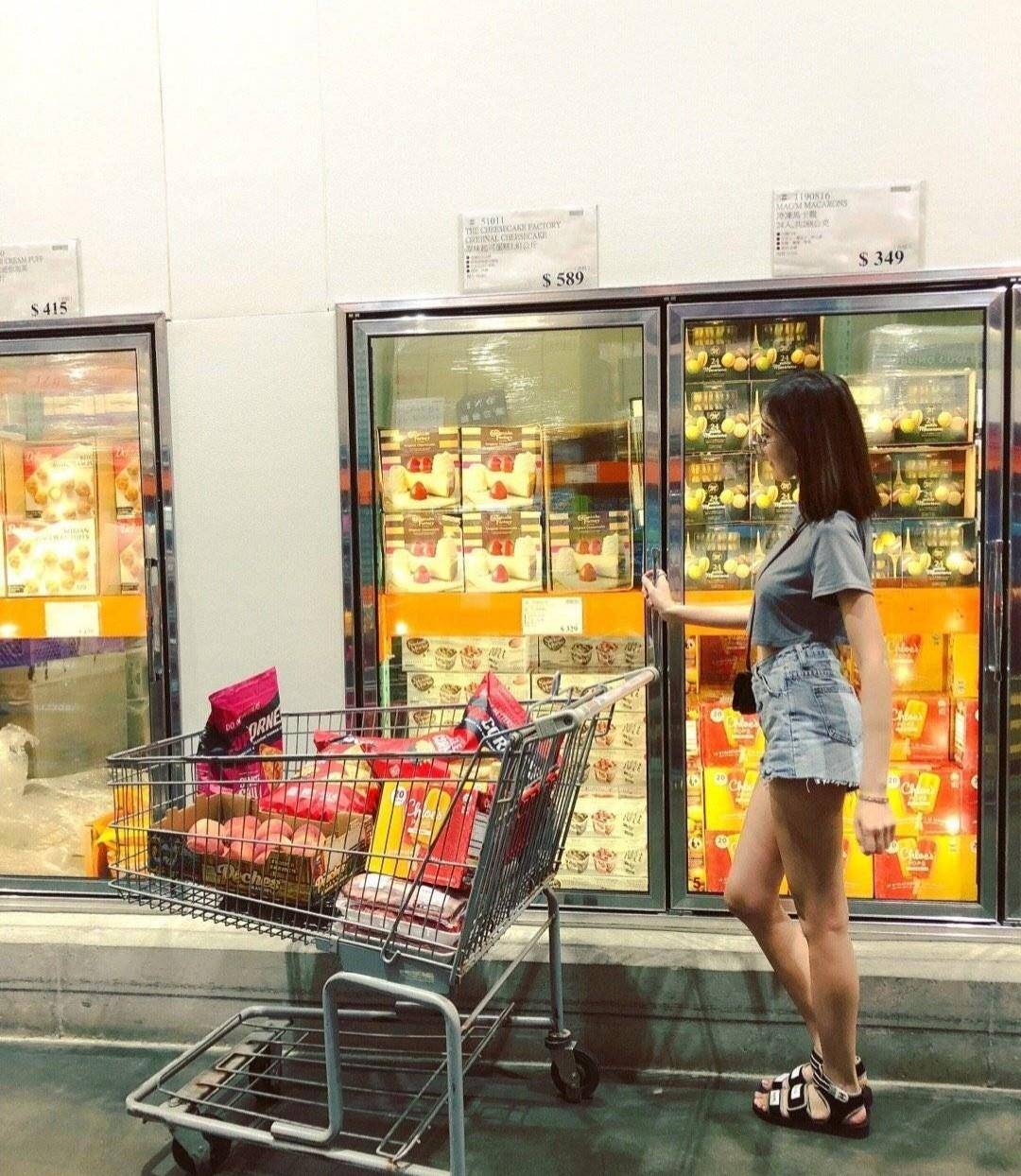 林志颖|林志颖娇妻不止热舞时爱穿背心，看赛车也穿背心，35岁依旧很少女