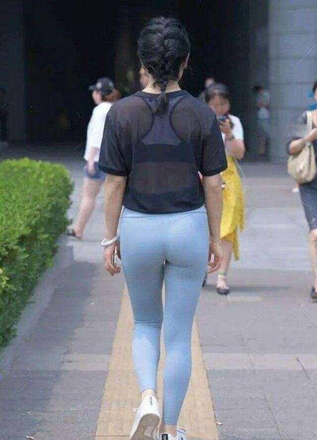 青春|时髦美丽的打底裤穿搭尽显青春姿态,凸显修长的身材,气质不凡