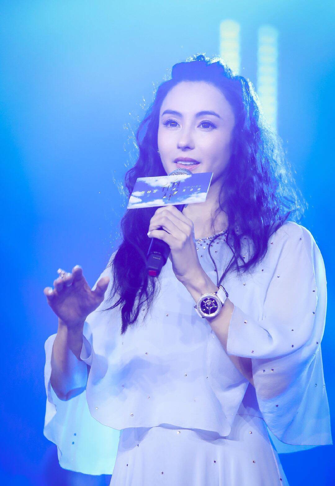 金色|三胎后的张柏芝仿佛回到从前,金色西装配高马尾,时尚霸气太年轻