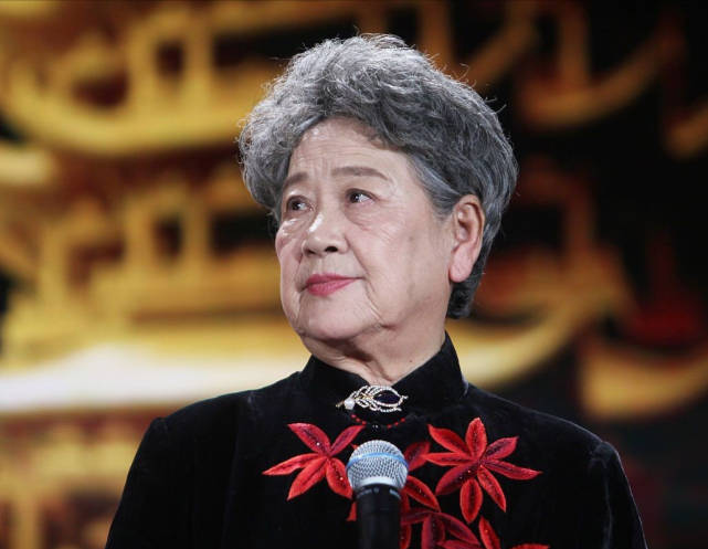 面料|86岁陶玉玲老得优雅，穿一身旗袍端庄大气，活出奶奶辈想要的精致