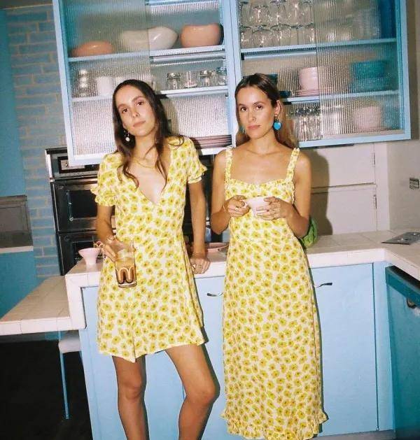 光头|与撒贝宁一家偶遇,龙凤胎儿子首次光头亮相,穿雏菊装胖到没脖子