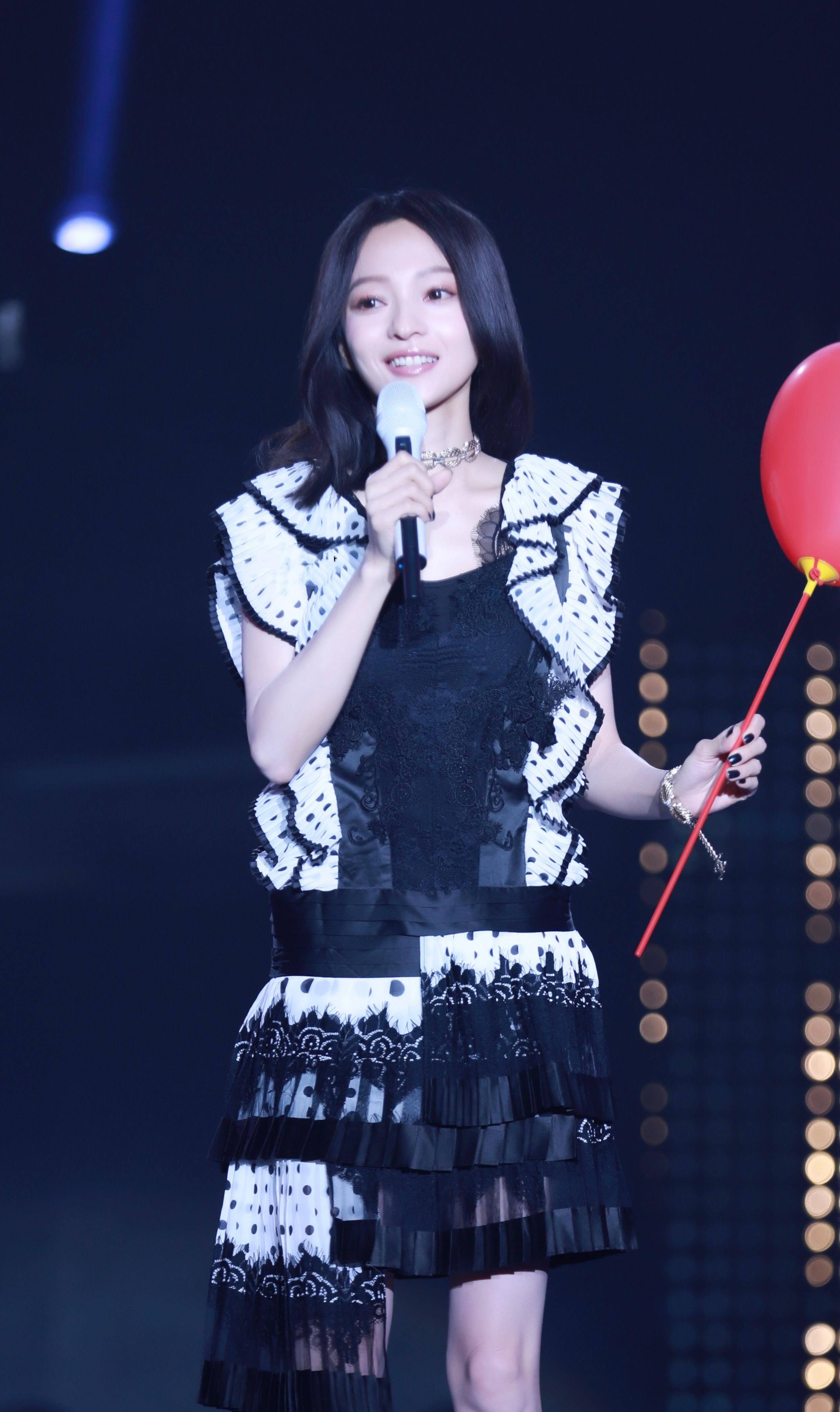 颜也|36岁张韶涵逆生长，少女裙减龄20岁，网友：美出了新高度