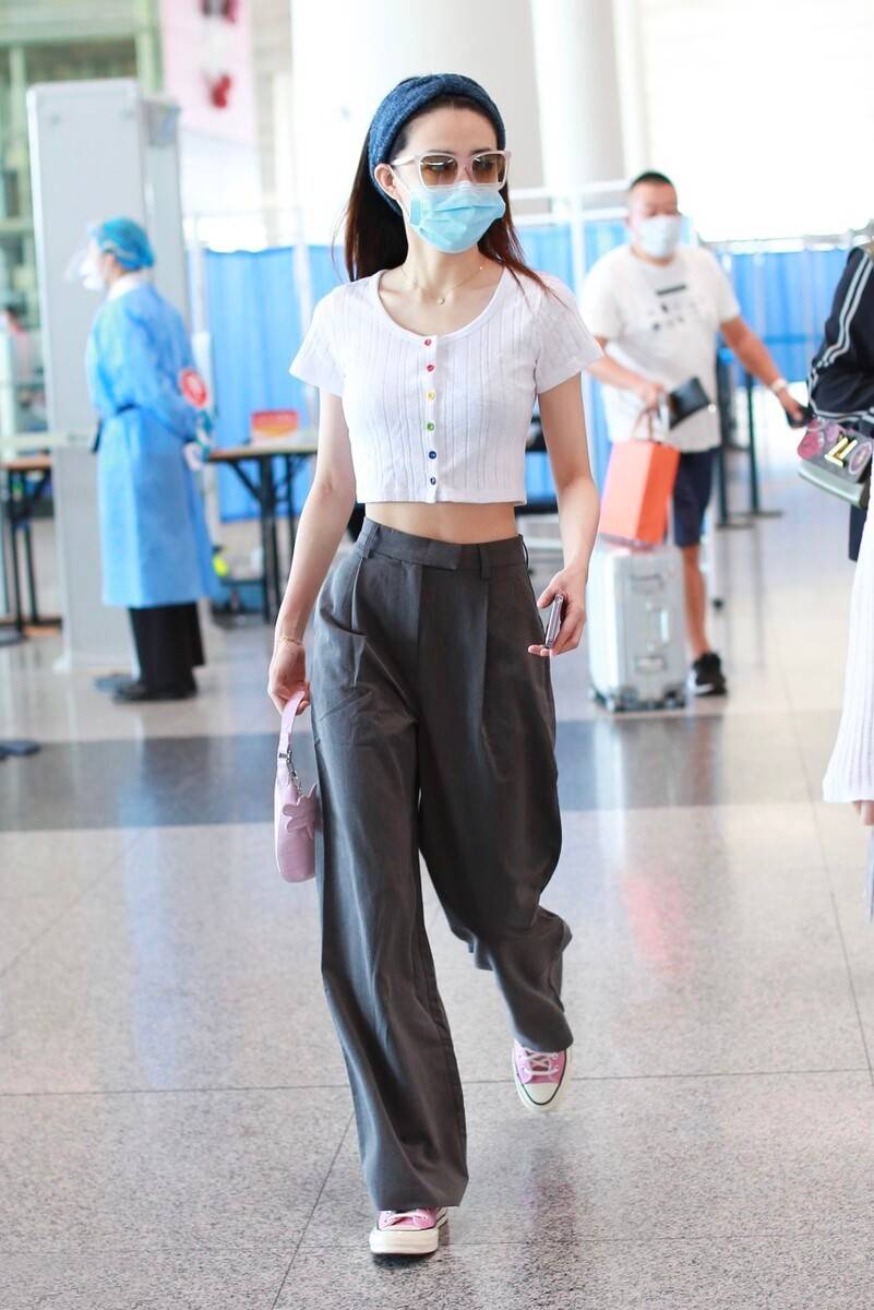 增加了|徐璐上衣喜欢“短一截”，露脐衫+高腰裤很洋气，这样穿回头率高