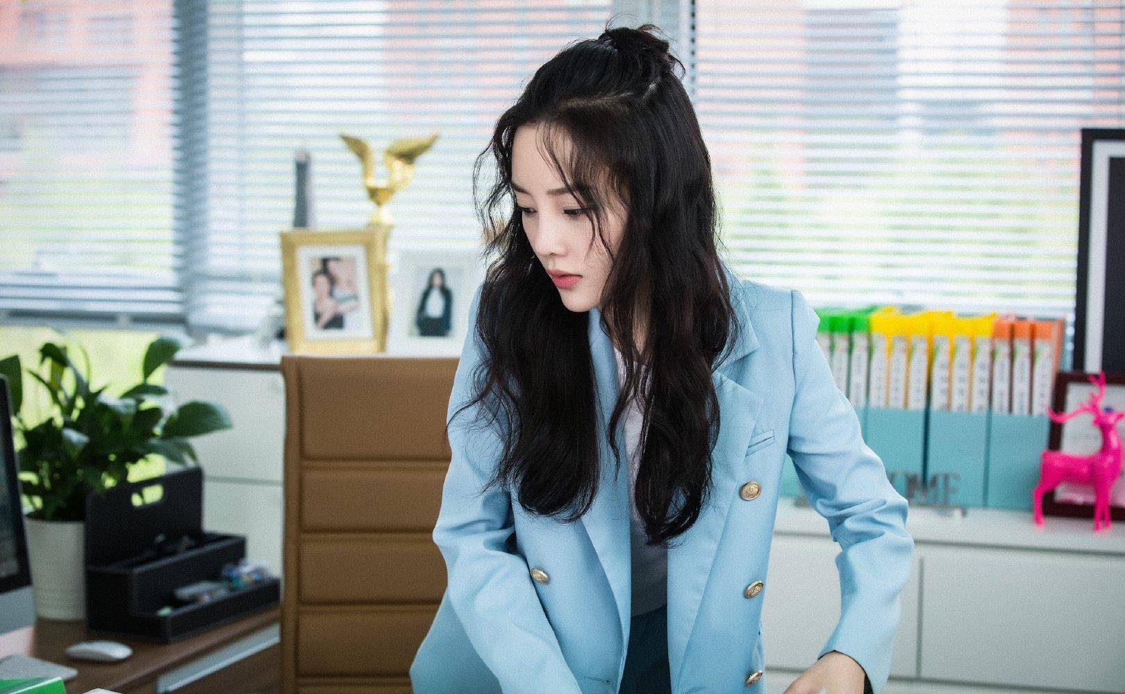 李小璐|40岁的李小璐晒美照，换新发型人美演技被赞，职场风穿搭高级了！