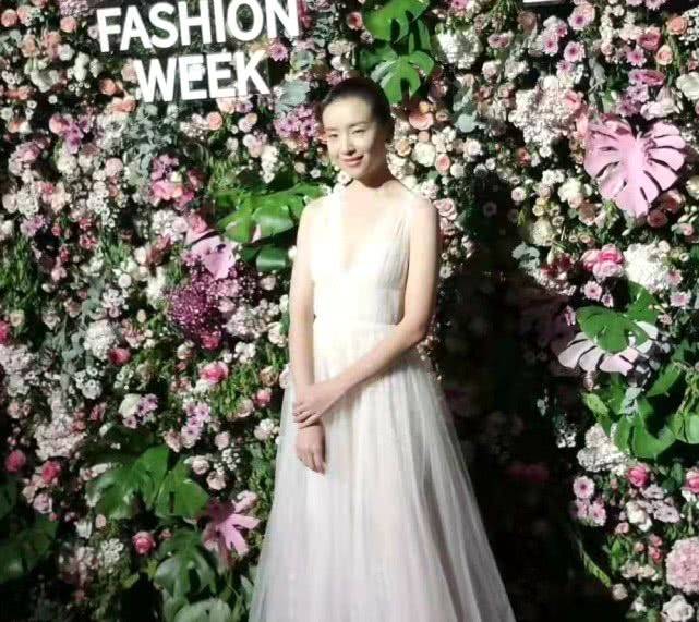 显得|董洁蹲地整理行李被拍，眼袋下垂严重，但扎丸子头气质清纯！