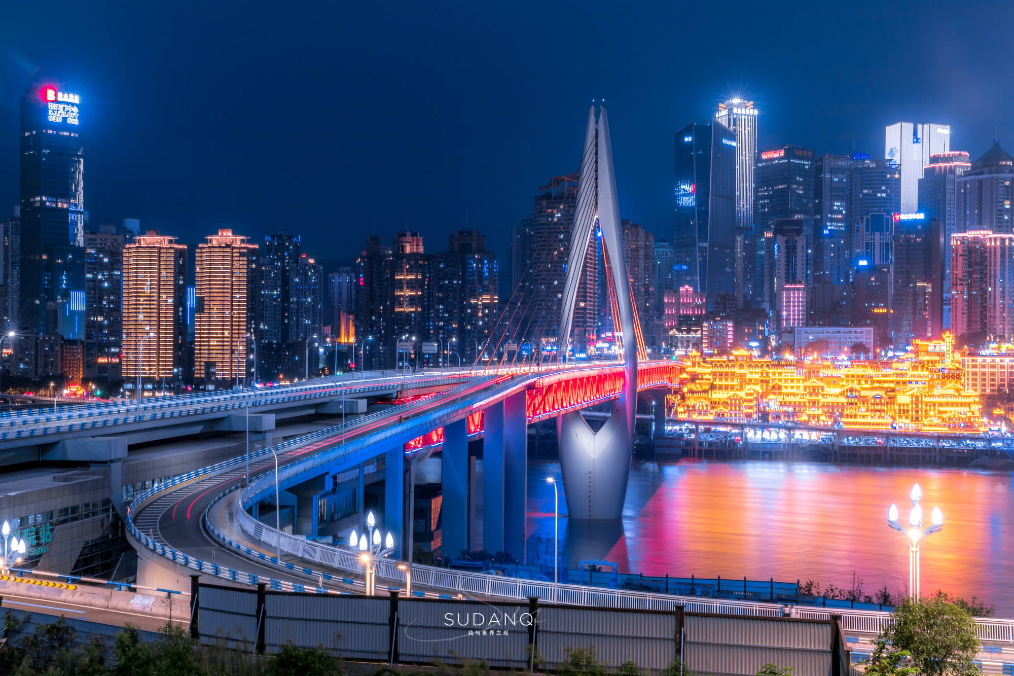 重庆千厮门大桥，世界最大跨径单塔单索面斜拉桥，颜值极高人气旺