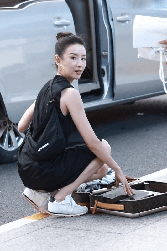 显得|董洁蹲地整理行李被拍，眼袋下垂严重，但扎丸子头气质清纯！