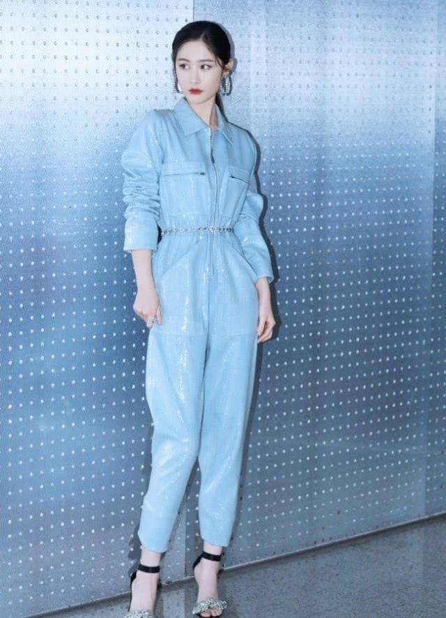 黑色|不愧是湖南台的宝藏主持人，30岁穿起“液体衣”，这腰细到透光