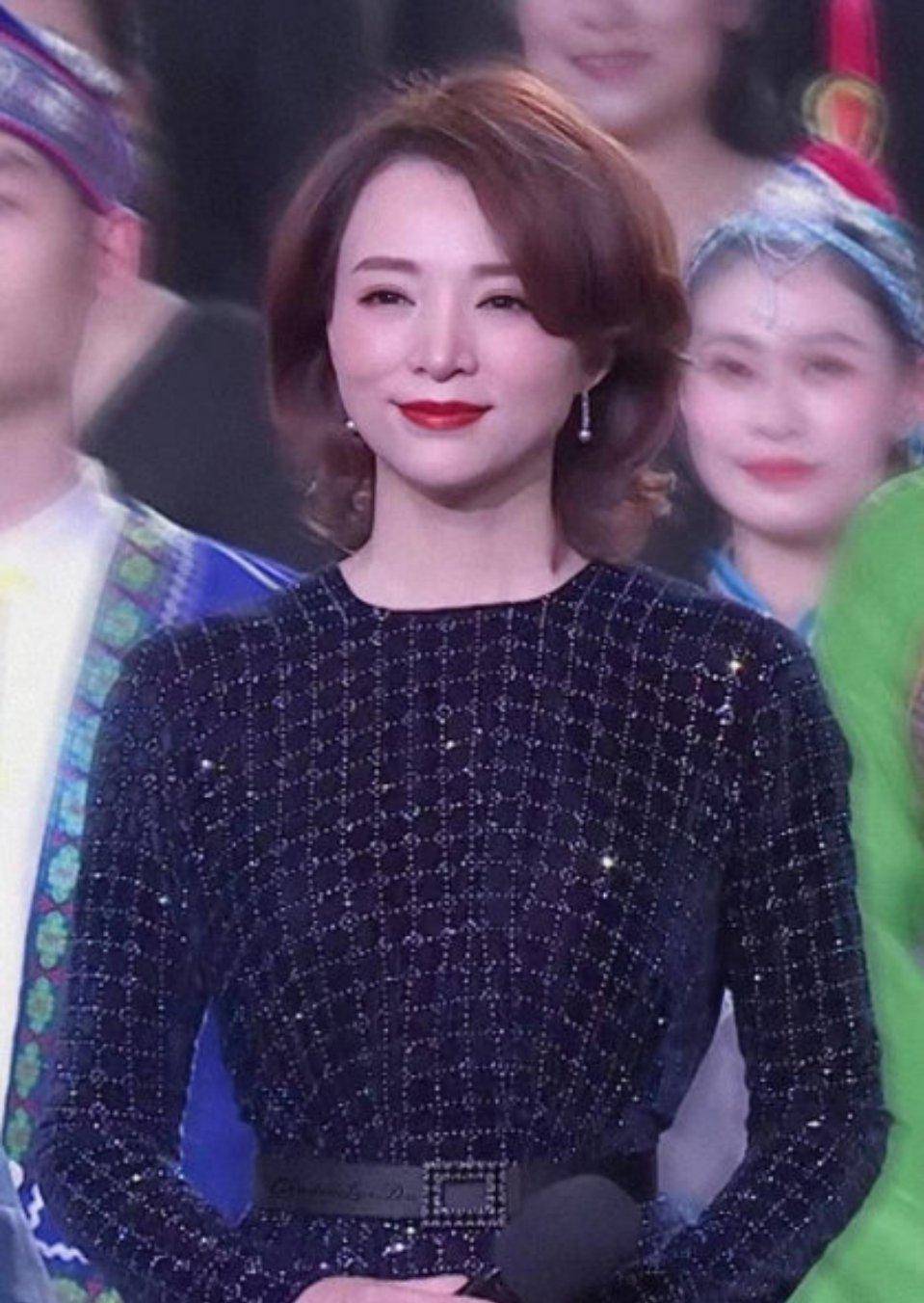 盛典|47岁董卿主持跨年盛典，端庄大气不失知性美，颜值依然耐打