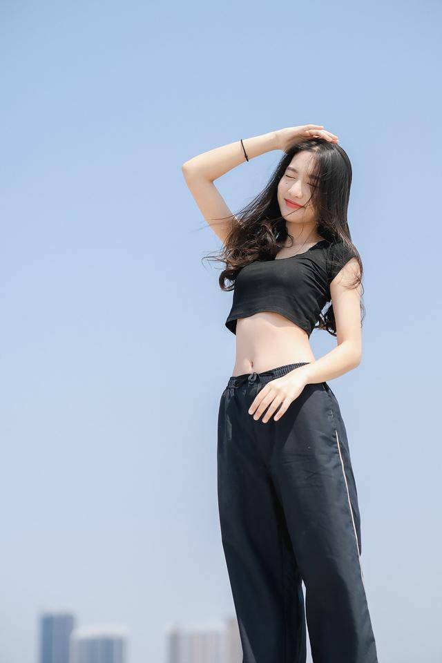 足球|清纯校花天台摄影，小蛮腰居然比足球还细，身材精致