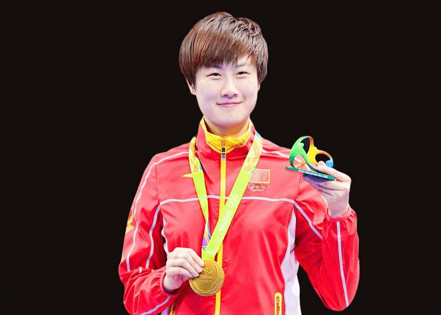 服装|丁宁丁宁31岁退役入学北大当学生,平时打扮的太年轻,挺像学生