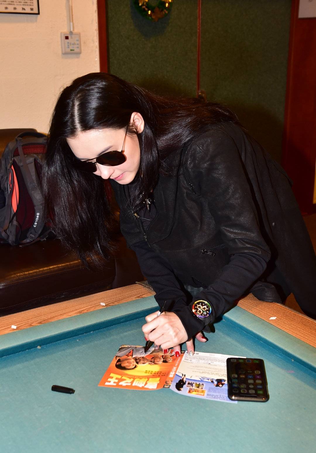 颜色|40岁张柏芝丝毫不显老,穿抹胸连体裤凹造型,瞬间美回初恋