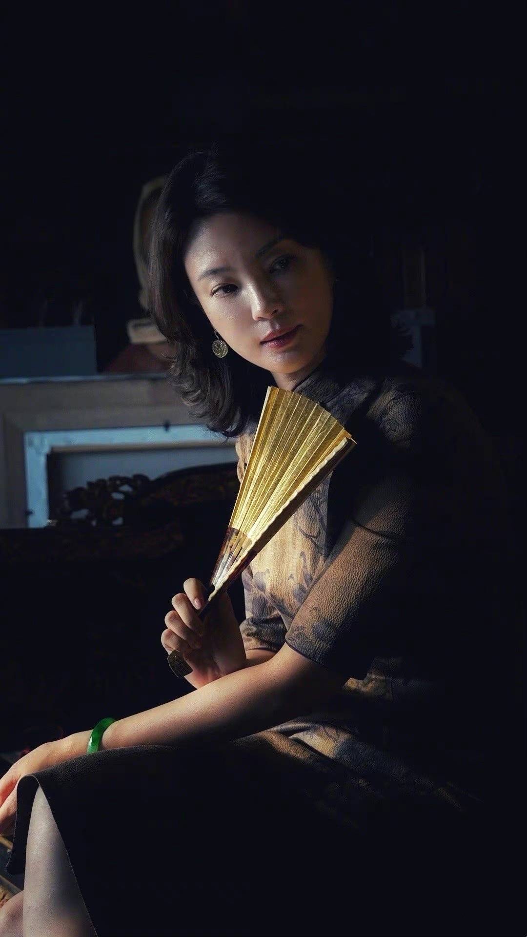 整体|央视美女主持刘芳菲，灰色针织衫配焦糖长靴优雅高级，气质真绝了