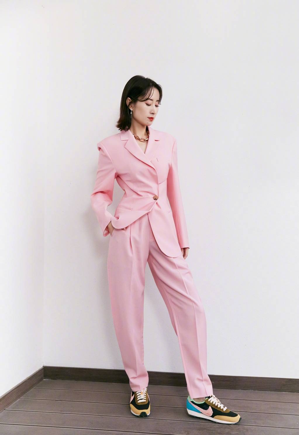 刘敏涛|45岁刘敏涛这么少女?穿粉色西装现身,尽显甜美和可爱