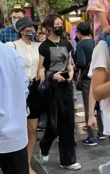 一身|章子怡一家五口现身北京环影！汪峰梳小辫，她穿休闲装一眼被认出