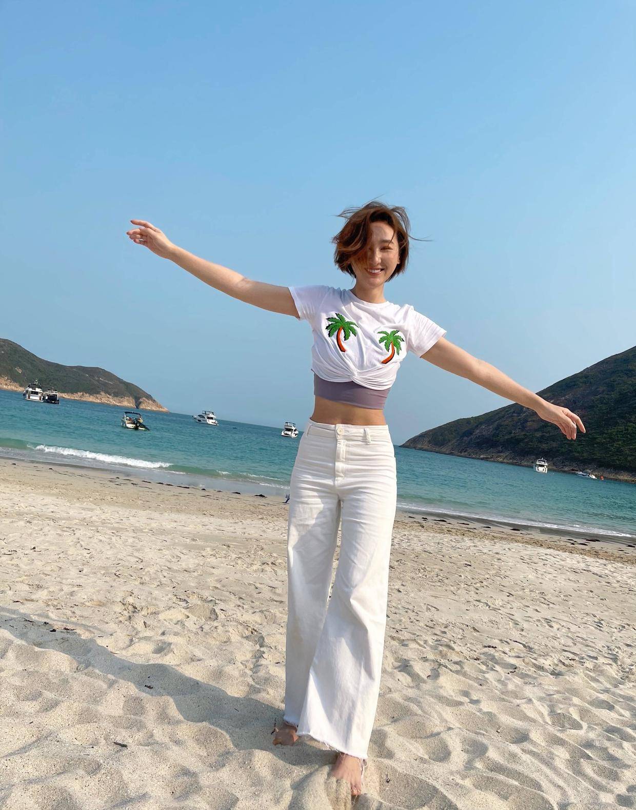 看点|高海宁的气质真不是吹的，挂脖上衣配休闲裤精致时髦，美得高调