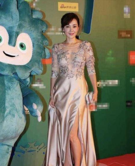 身材|48岁牛莉还挺会打扮，穿白色无袖礼服亮相，身材完全都没有走样