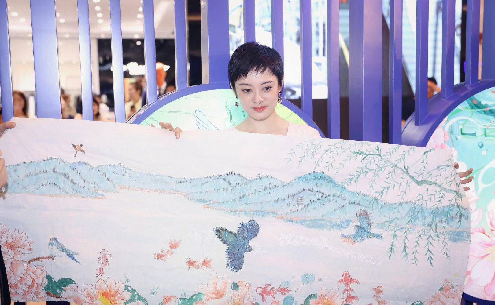 系上|孙俪穿小白裙知性优雅,系上蝴蝶结绑带,美得不像37岁俩娃妈!