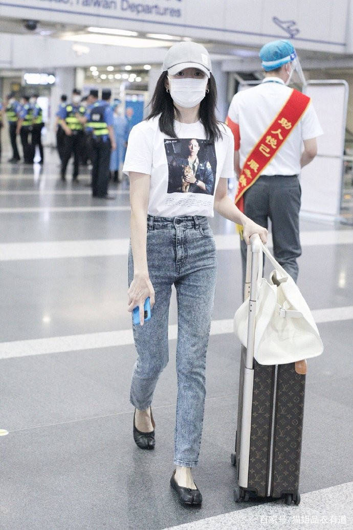 身材|气人不?阿姨辈的董洁T恤塞裤腰也没看到赘肉,小花们太羡慕了
