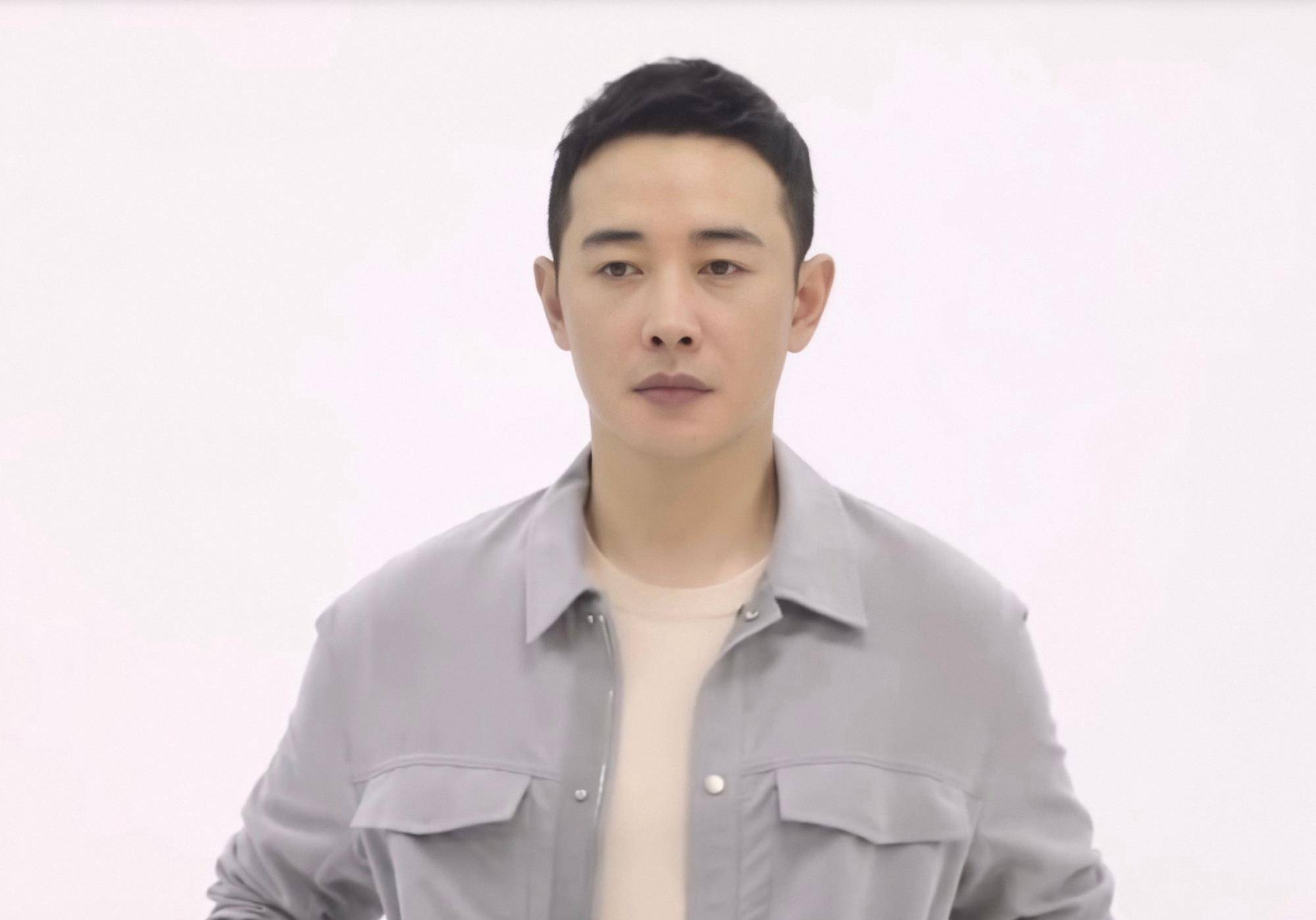 显得|罗晋低调演戏做人,休闲穿搭显魅力,瞬间提升时尚感