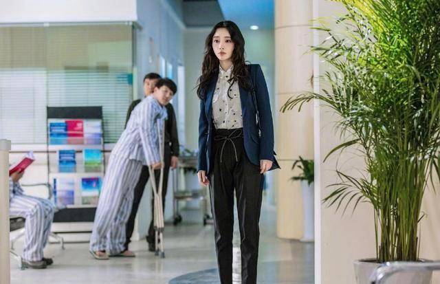 职场|李小璐挑战职场剧，终不再演少女，新剧穿搭成熟稳重堪比时尚秀