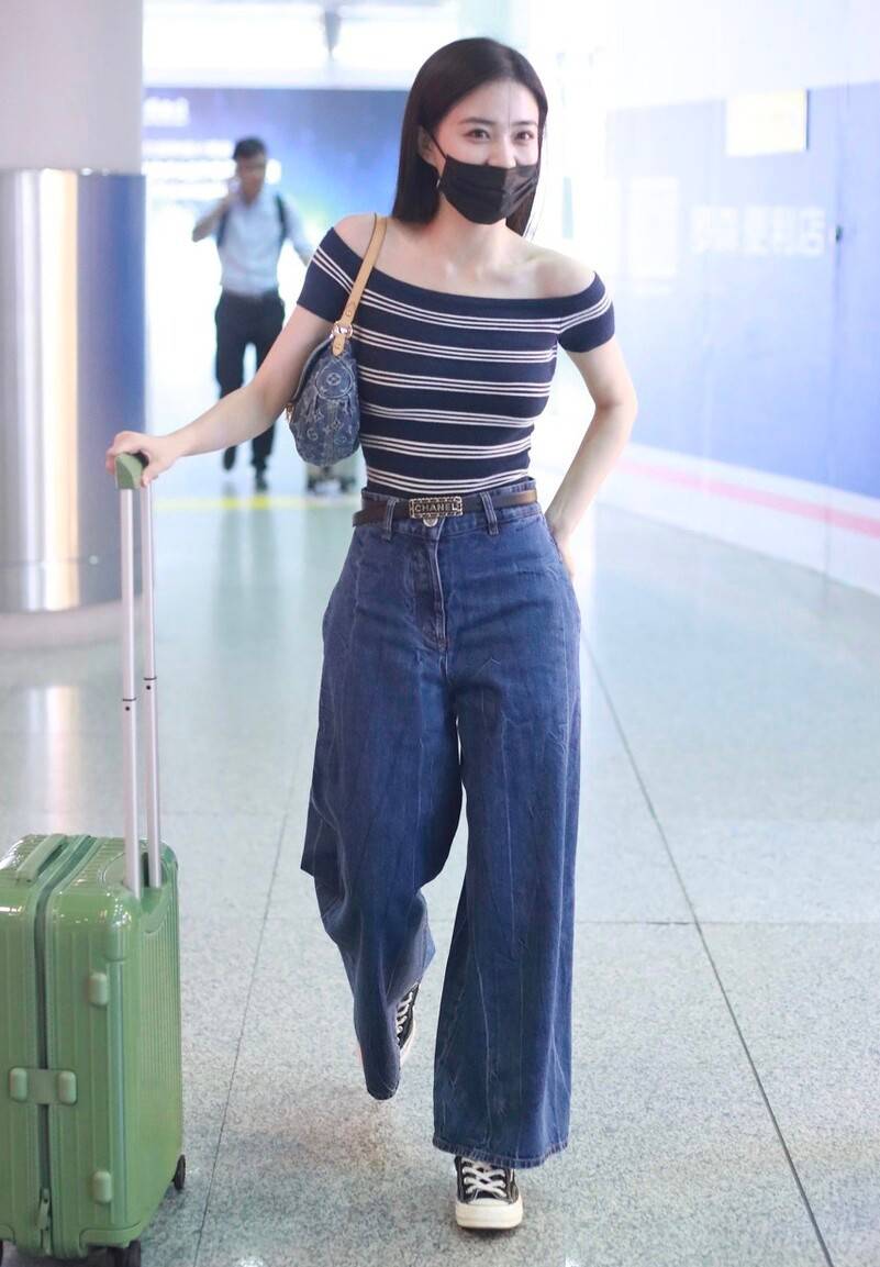 增加了|徐璐上衣喜欢“短一截”，露脐衫+高腰裤很洋气，这样穿回头率高