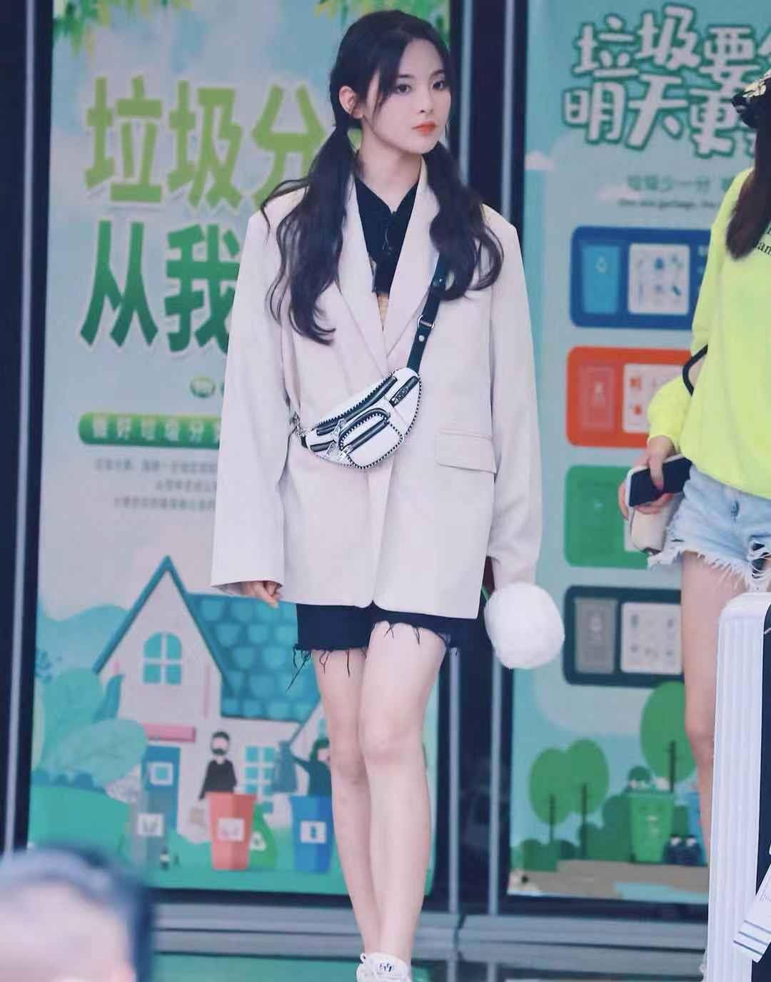 超越|杨超越机场私服，初秋西装外套这么穿，少女感溢出屏幕！