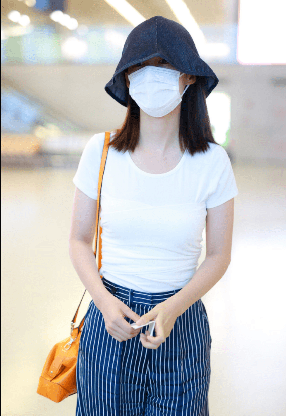 展现|原来李沁这么瘦，白T恤配蓝白条纹阔腿裤随性简约，腰仅有一握