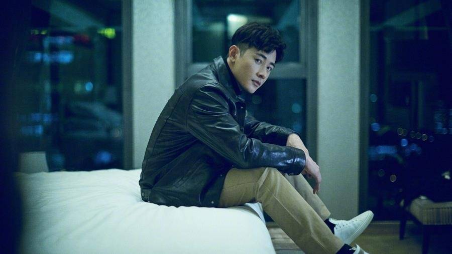 显得|罗晋低调演戏做人,休闲穿搭显魅力,瞬间提升时尚感